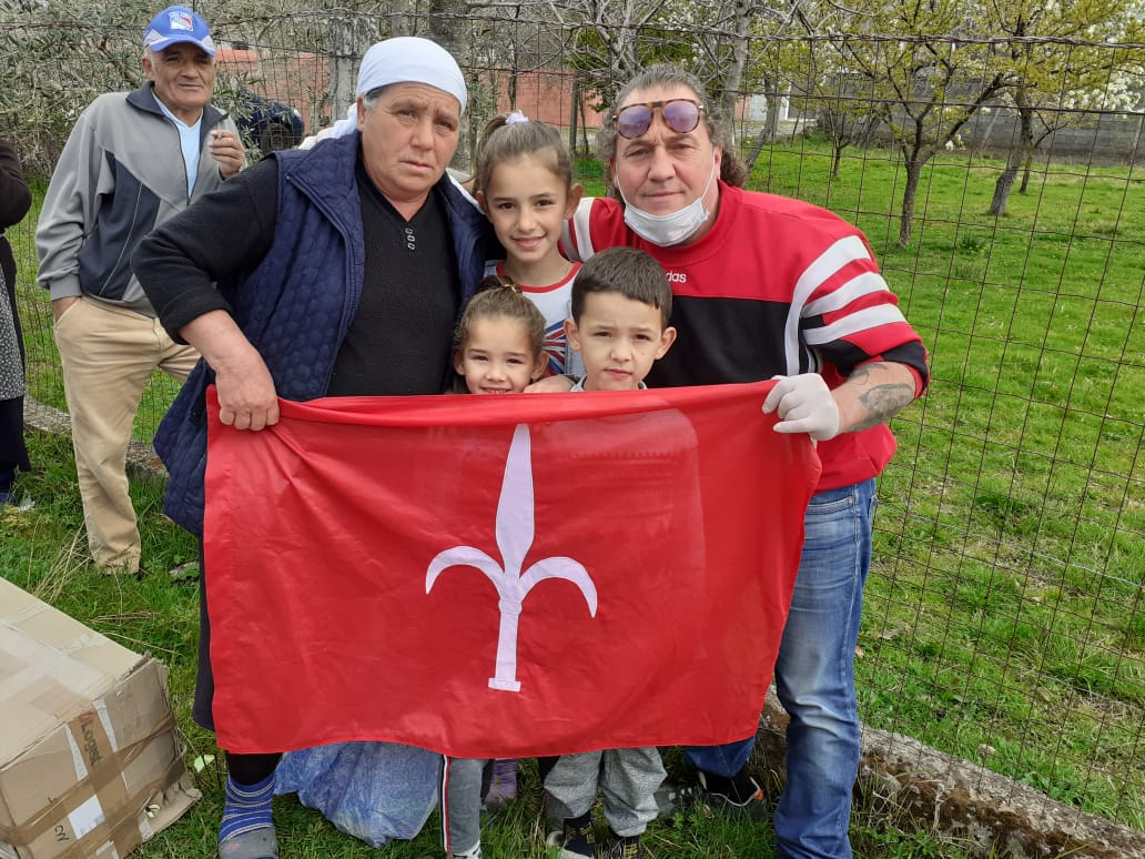 Famiglia albanese con la bandiera di Trieste