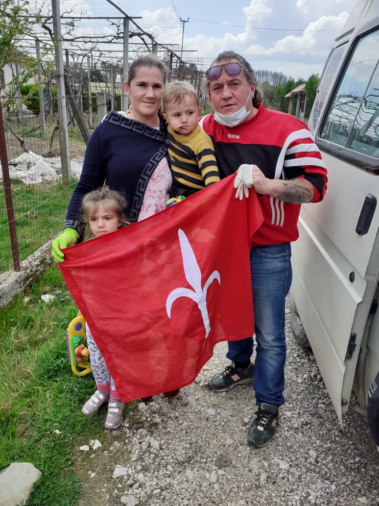 Lorenzo con una madre e i suoi bambini