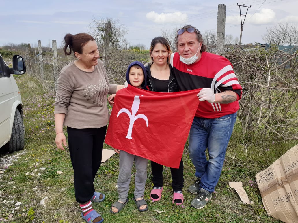 Lorenzo con una famiglia — Missione Albania