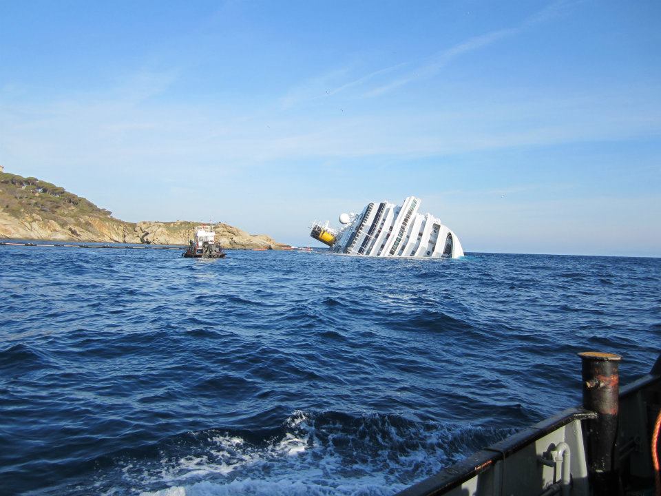La Concordia quasi completamente capovolta