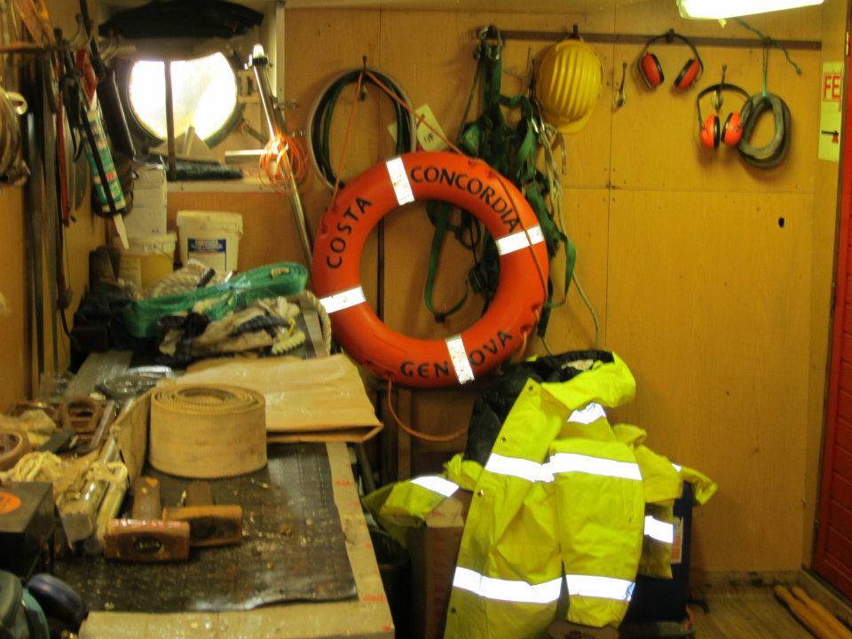 Nave di soccorso a lavoro