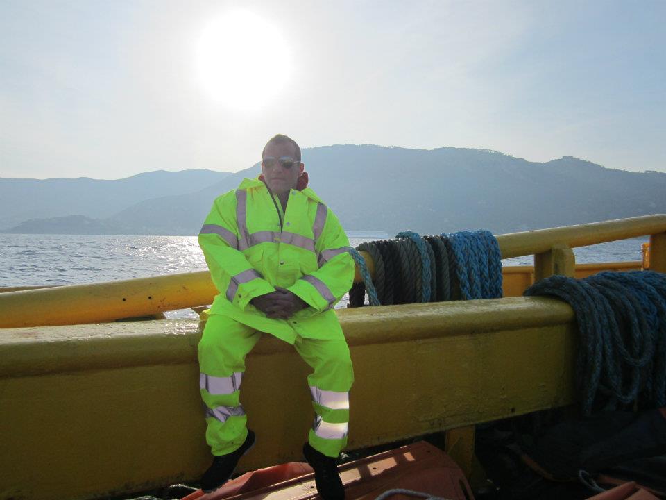 Lorenzo in tuta gialla sulla nave di soccorso
