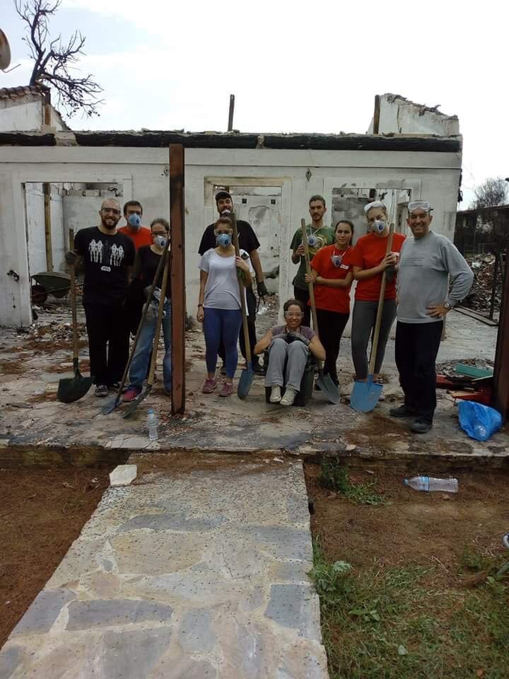 Volontari a Mati dopo l'incendio
